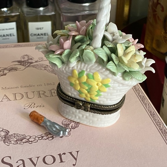 Flower basket ceramic trinket box with gardening tool - Picture 2 of 7